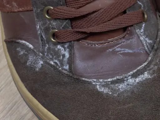 Zamszowe buty z białym nalotem po soli. Dowiedz się, jak usunąć sól z butów zamszowych, by przywrócić im dawny blask.