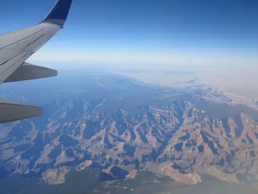 Ving av flygplan över Grand Canyon. Undrar hur lång tid det tar att flyga till USA och se detta?