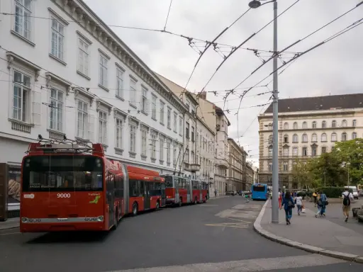 Czerwone trolejbusy w Budapeszcie, idealne, by dowiedzieć się, jak dojechać z lotniska w Budapeszcie do centrum.