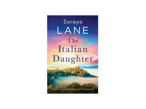 Okładka książki "The Italian Daughter" Sorayi Lane. Wzgórze z miasteczkiem we mgle, nad którym rozciąga się barwne niebo.