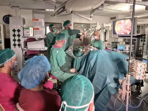 Zespół medyczny podczas operacji guza nerki. Po udanym zabiegu rozpoczyna się rehabilitacja po operacji guza nerki.