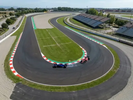 Dos coches de F1 compiten en una curva cerrada de los circuitos F1, uno azul derrapa y el otro rojo acelera.
