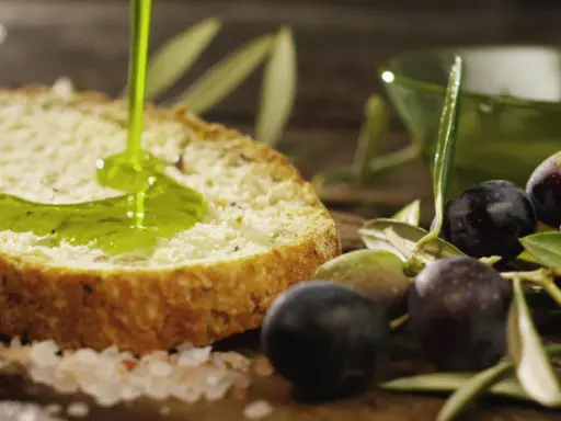 Fettunta: pane tostato con olio d'oliva fresco, olive e sale grosso.