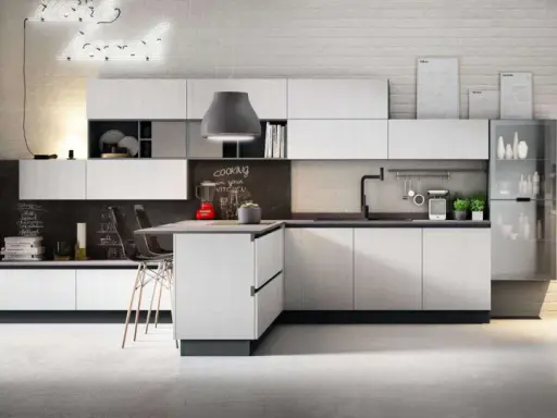 Cucina moderna con isola centrale, pensili bianchi e lavagna con scritta "cooking in your kitchen". Ottima pittura lavabile cucina, opinioni positive per la praticità.