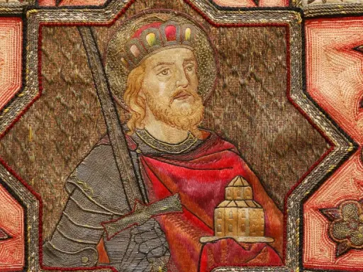 Ein König mit Krone und Bart, der ein Schwert und ein Gebäude hält, umgeben von Ornamenten. Möglicherweise eine Darstellung aus dem Jahr 800 nach Christus.