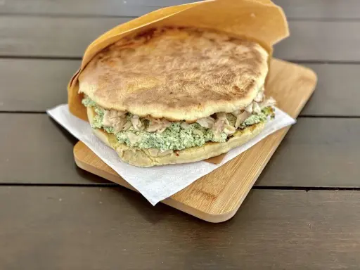 Pyszna bułka z zielonym farszem i kawałkami mięsa. Idealne dobre jedzenie Sanok na szybki lunch.