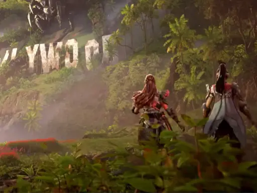 Aloy i jej towarzyszka przemierzają bujną dżunglę w Horizon Forbidden West: Burning Shores, mijając zniszczony napis Hollywood.