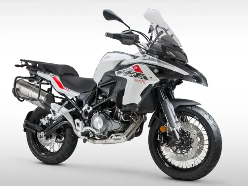 Biały motocykl turystyczny Benelli TRK 502X. Zastanawiasz się, jakie prawo jazdy na motor 1000? Ten model to świetny wybór na początek.