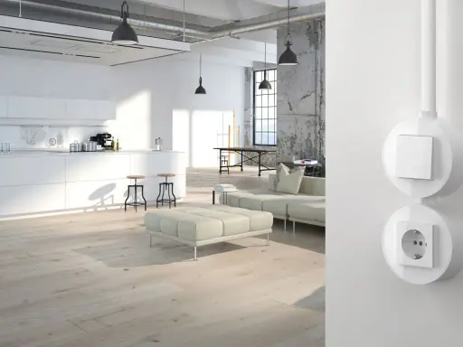 Moderne Küche mit weißen Fronten und Holzboden. Steckdosen planen für ein stilvolles Ambiente.