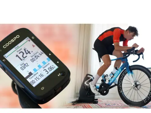 Ciclista su rulli, computer di bordo mostra dati allenamento. Impara come calcolare la velocità media con questi strumenti.