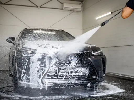 Aktywna piana na ciemnym Lexusie. Czekamy, aż piana zadziała, zanim spłuczemy brud.