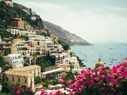 Positano, uno dei paesi più belli della Costiera Amalfitana, con case bianche aggrappate alla scogliera e il mare blu pieno di barche.