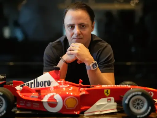 Felipe Massa posa con un modelo de coche de Fórmula 1 de Ferrari, recordando sus días en la pista.