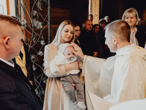 Fotograf na chrzciny: Ile kosztuje i jak wybrać mądrze?