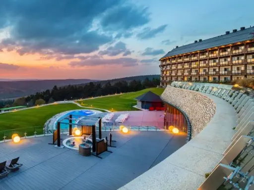 Luksusowy hotel z basenem i jacuzzi na tarasie, otoczony malowniczymi wzgórzami. To jeden z najlepszych hoteli w Polsce.