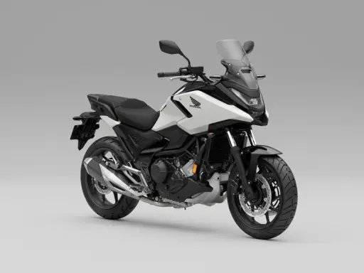 Biało-czarny motocykl Honda NC 750, gotowy do drogi. Sprawdź honda nc 750 dane techniczne.