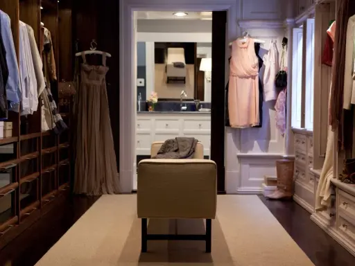 El vestidor de Carrie Bradshaw, lleno de vestidos elegantes y zapatos de diseñador.