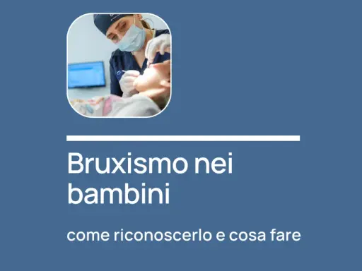 Dentista esamina un bambino, affrontando il tema del bruxismo nei bambini: come riconoscerlo e cosa fare.