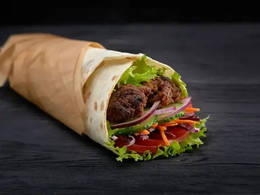 Kebab zawinięty w placek z mięsem, sałatą, pomidorem, ogórkiem i cebulą.