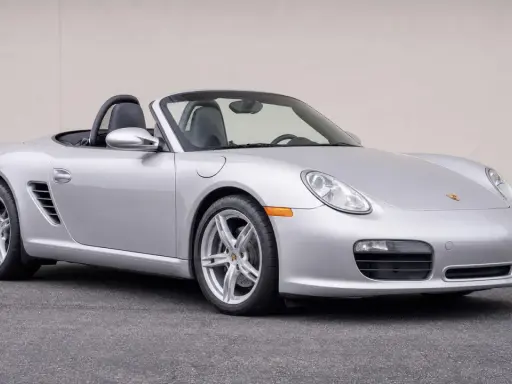 Silberner Porsche Boxster 987 Cabriolet, ein Klassiker mit stabiler Wertentwicklung.