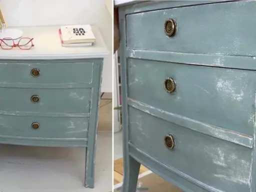 Mueble de tres cajones con acabado desgastado, ideal para restaurar muebles antiguos estilo vintage.