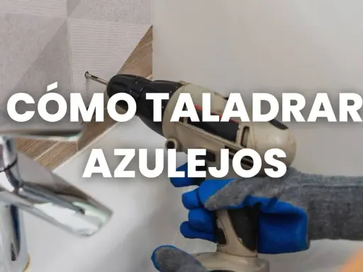 Mano con guantes usa taladro para taladrar azulejo.
