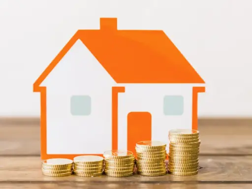 Casa naranja con pilas de monedas, ¡un buen augurio para las tecnocasa agencia inmobiliaria reseñas!