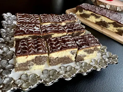 Seromakowiec z gotowej masy makowej i sera z wiaderka, udekorowany czekoladą i lukrem. Pyszny deser na każdą okazję.