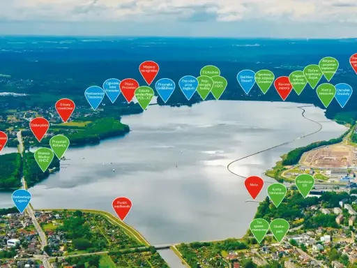 Widok na Zalew Rybnicki z zaznaczonymi atrakcjami: plaże, restauracje, sporty wodne, trasy rowerowe i miejsca rekreacji.