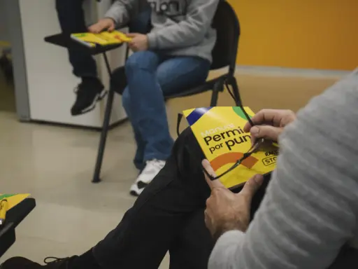 Persona revisa manual "Permiso por puntos" para recuperar puntos carnet online.