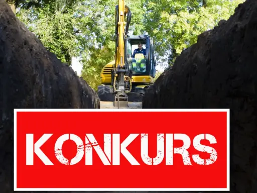 Grävmaskin i en schakt. En skylt med texten "KONKURS" syns framför. Kanske en del av en kampanj för "soldags i sverige ab"?