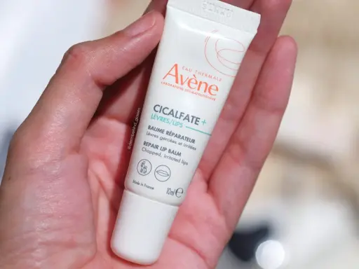 Un tube de baume réparateur Avène Cicalfate+ pour lèvres gercées et irritées. Parfait pour savoir peut on mettre du cicalfate sur les lèvres.