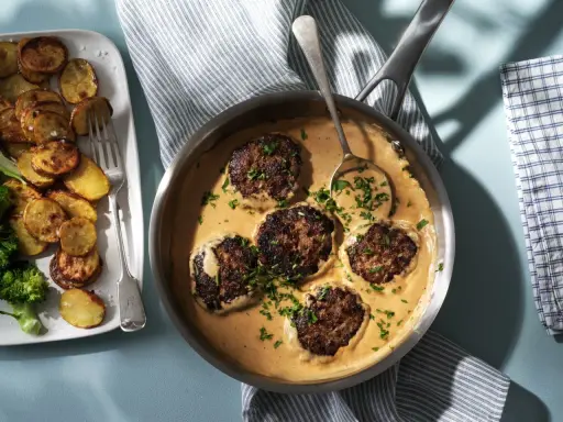 Stekta pannbiffar i krämig sås, serverade med krispiga potatisskivor och broccoli. Ett klassiskt pannbiff recept som passar alla.