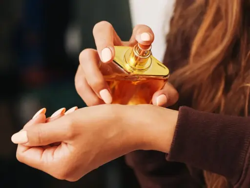 Perfumy szyprowe: Odkryj ich magię i znajdź swój ideał