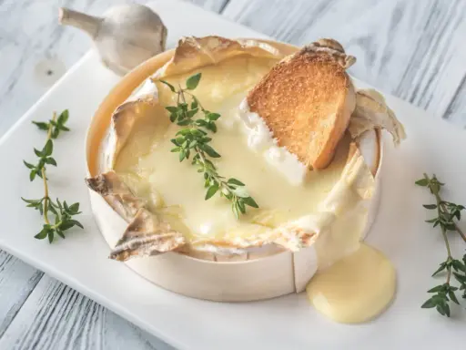 Un camembert coulant, spécialité normandie, servi avec du pain grillé et du thym. Un délice !