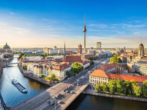 Vy över Berlin med floden Spree, TV-tornet och Berliner Dom. En perfekt vy över några av Berlins måsten.