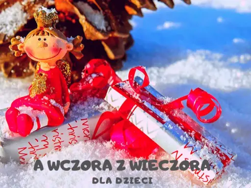 Figurka aniołka siedzi na prezentach w śniegu. A wczora z wieczora, czas na świąteczne niespodzianki dla dzieci.