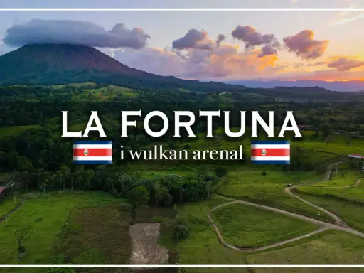 Krajobraz z wulkanem Arenal w La Fortuna, Kostaryka. Słońce zachodzi nad zielonymi wzgórzami i lasami.