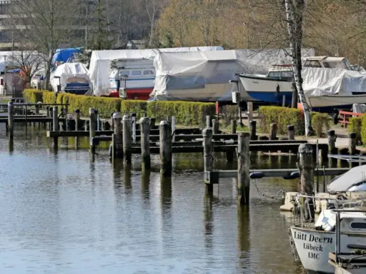 Boote unter Planen im Hafen von Almerimar, bereit für die nächste Saison.