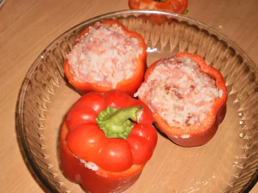 Papryka faszerowana surowym mięsem mielonym i ryżem, gotowa do pieczenia.