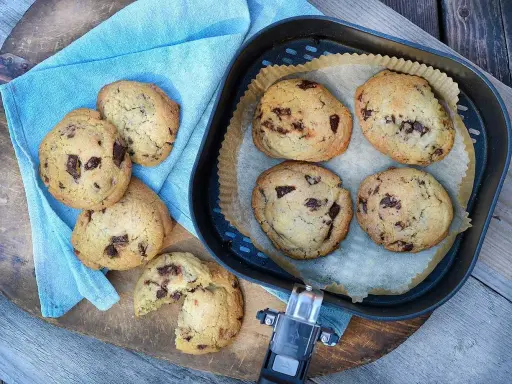 Nybakade småkakor i airfryer, perfekta med chokladbitar. Enkla att göra och blir alltid goda.
