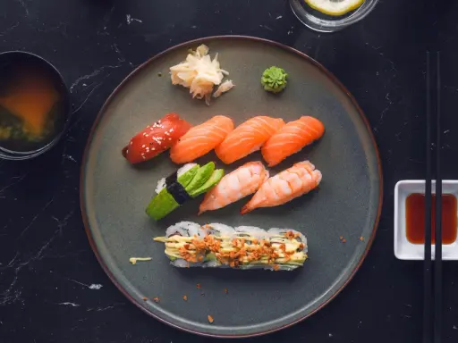 En tallrik med sushi, misosoppa och sojasås. En perfekt måltid för en kväll i sushi stockholm city.