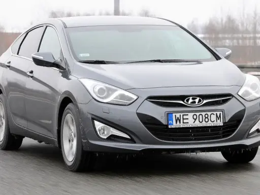 Szary Hyundai i40 1.7 CRDi na drodze. Wady tego modelu mogą dotyczyć np. wyciszenia lub zawieszenia.