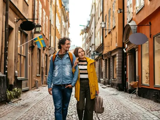 Ein Paar spaziert durch eine Gasse in Stockholm. Das Wetter in Schweden im September ist mild, perfekt für Sightseeing.