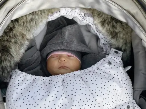 Jak ubrać noworodka? Poradnik: dom, spacer, sen, unikaj przegrzania