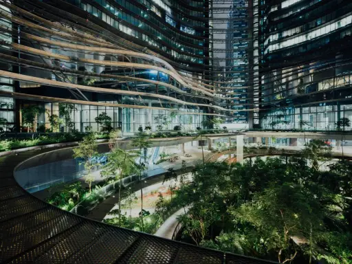 Ein atemberaubendes Beispiel für innovative Architektur: geschwungene Ebenen mit üppiger Vegetation, die sich durch ein modernes Gebäude schlängeln.