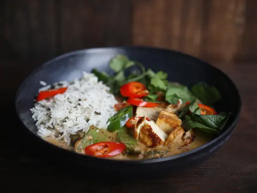 Ein köstliches Curry-Rezept mit Reis, gebratenem Tofu, grünen Bohnen und frischem Koriander.