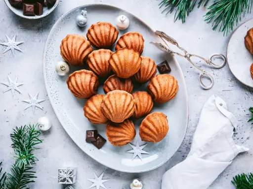 Goldbraune Madeleines, perfekt für ein Weihnachtsfest. Dieses Madeleines Rezept ist ein Genuss!