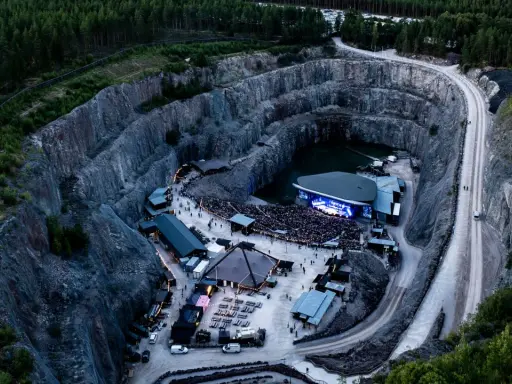 Konsert i stenbrott med publik. Weeping willows Dalhalla, en unik scen i en gammal gruva.