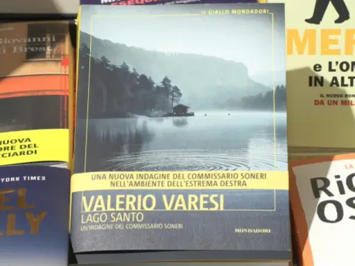 Copertina del libro "Lago Santo" di Valerio Varesi, una nuova indagine del commissario Soneri. Cronologia di gialli.